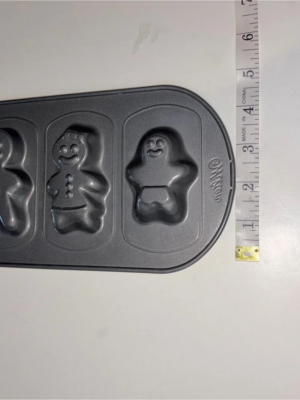 Wilton Gingerbread Man Family Cookie Pan Mold 6 Cavity NonStick Christmas Baking